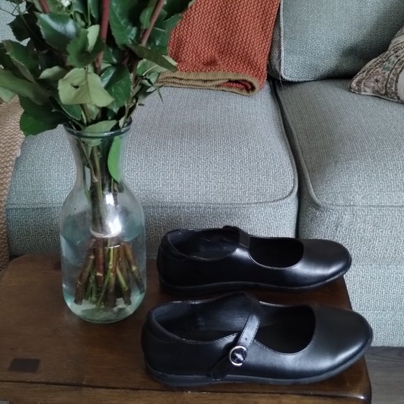 Big Girls Black Mary Janes (size 5) $15 - Picture 1 of 3